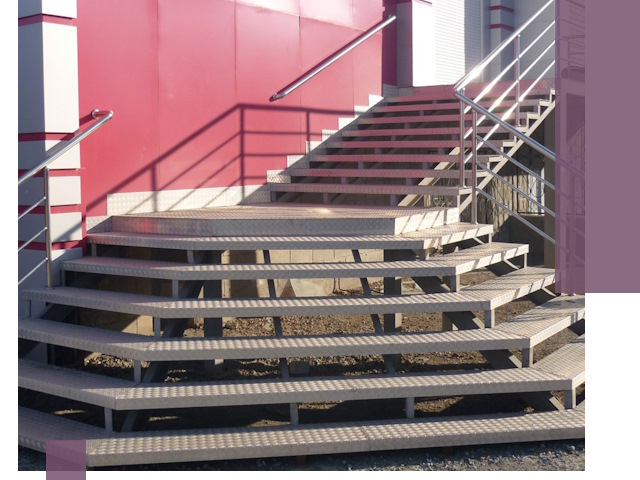 Лестницы для магазина в Челябинске — изготовление и монтаж