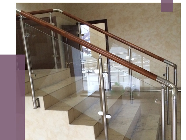 Комбинированные перила из металла и дерева в Челябинске